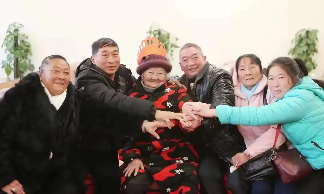 人老了和不和兄弟姐妹断绝来往，得看各自的缘分。
如果一个人和兄弟姐妹断绝了来往，
