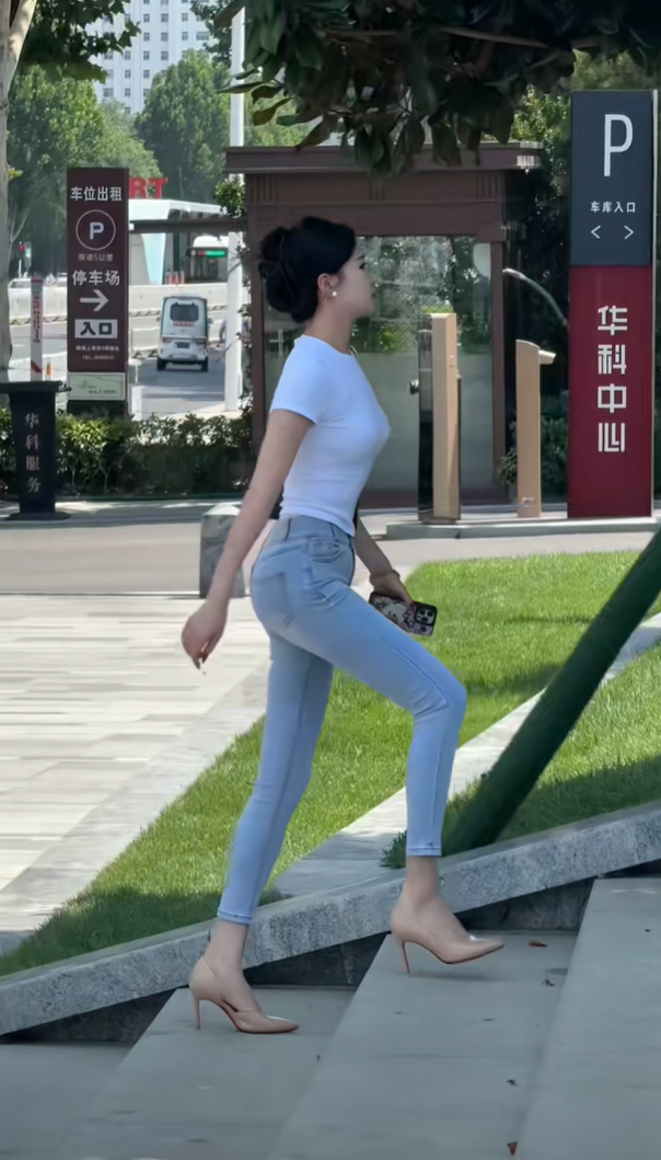 是不是这样女人走路都很自信