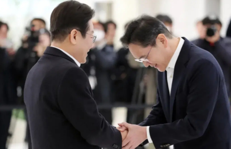 韩国共同民主党党首李在明刚刚在会见三星集团会长李在镕时说：“只有三星发展得好，投