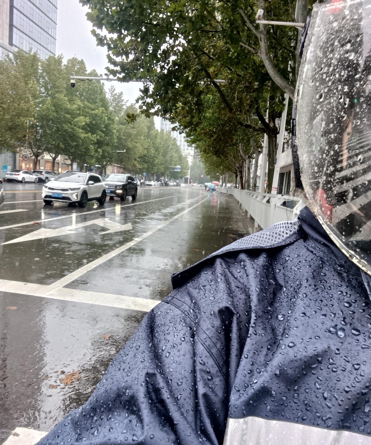 上午大哭了一场，哭完之后擦干眼泪冒着大雨又出来跑外卖了。
事实证明人在倒霉的时候