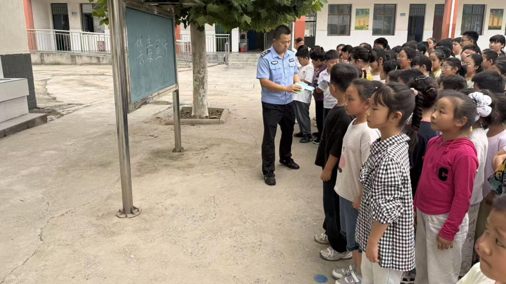 禁毒宣传进校园 共筑校园防火墙