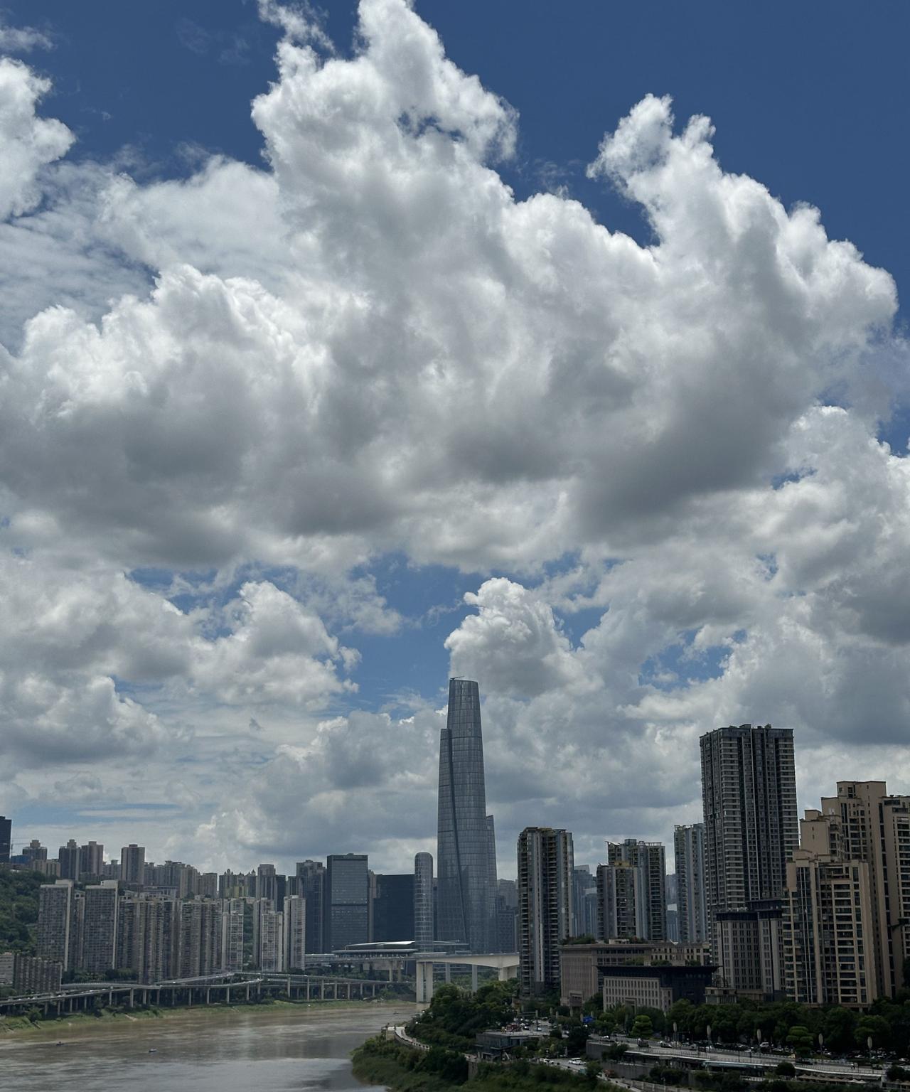 重庆轻轨2号线和3号线的换乘站--牛角沱站，确实是欣赏重庆2号线列车穿行在蓝天白