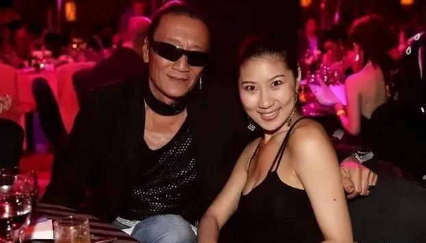 委身谢贤12年拿走2千万！
2018年，82岁的谢贤和33岁的女友coco分手，