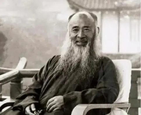 1943年，40岁的张大千，对一个12岁的小姑娘产生了爱意。小姑娘对张大千说：“