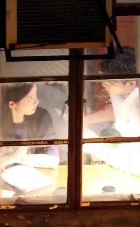 宋威龙张婧仪《野狗骨头》辅导作业路透，cp感怎么样？
