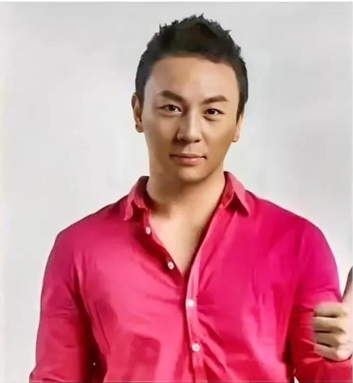 一觉睡醒，
喜欢和不喜欢释小龙的人都沉默了，
没想到，释小龙根本不是一个普通演员