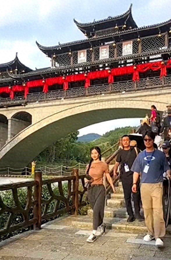昨天湘西下着雨拍戏，工作人员脚滑摔下坡，景甜冲过去扶人的视频刷屏了。
雨天片场