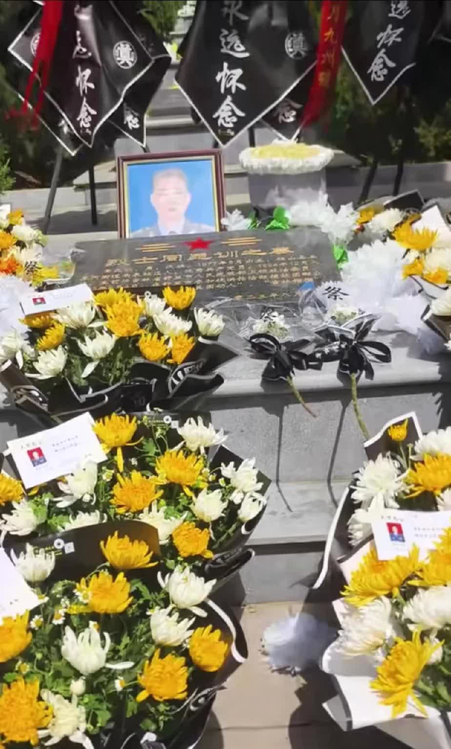 清明节来临，人们缅怀先烈，全国各地的网友纷纷敬献鲜花，悼念逝者。周昆训已经离去两