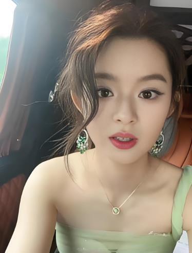 #耳环是找妈妈的# 05花黄杨钿甜成人礼佩戴一对疑似价值230万元的祖母绿钻石耳