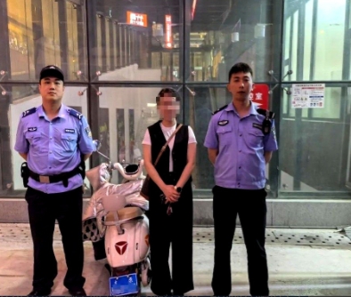 太原：6月6日23时，敦化坊派出所民辅警发现一辆未上锁的电动车，周围不见车主踪影