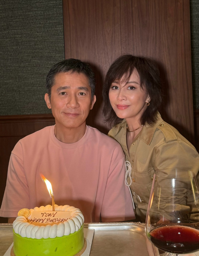 一个小蛋糕、一小杯红酒，影帝梁朝伟的生日简简单单。