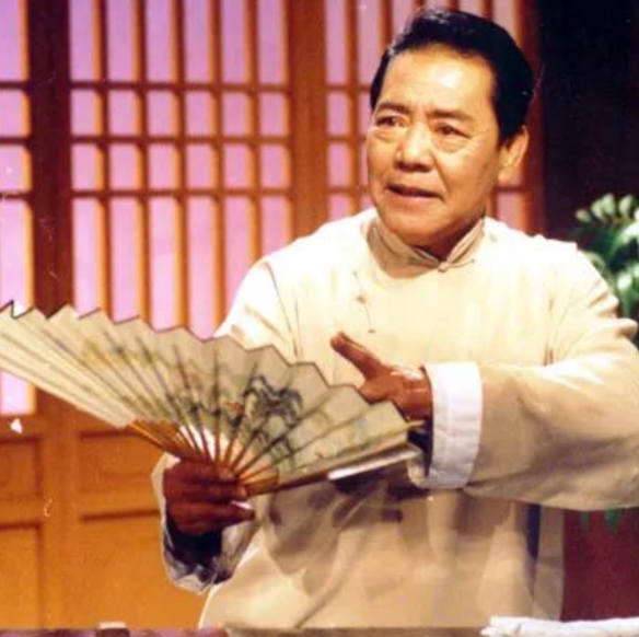 2003年，刘德华决定去沈阳开办演唱会，评书大家单田芳恰巧在沈阳出差，浴室也买了