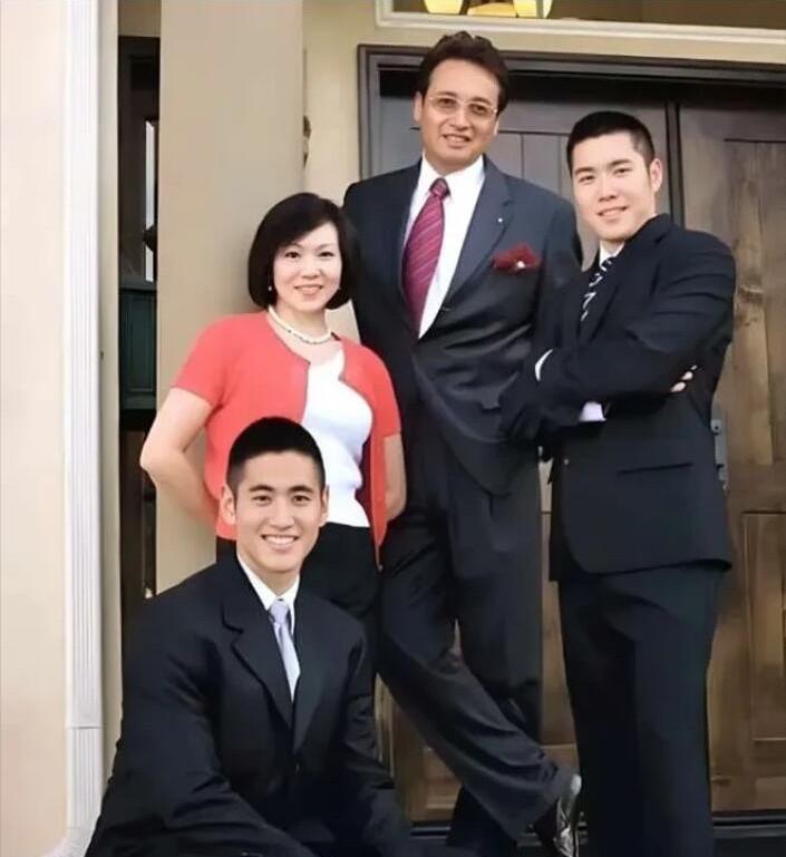 秦祥林一家四口罕见同框，曾经的大明星都老了，成为老爷爷一个了。不过他的妻子看起来