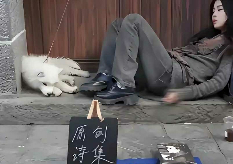 摆摊卖诗的甘肃美女，00后女诗人。