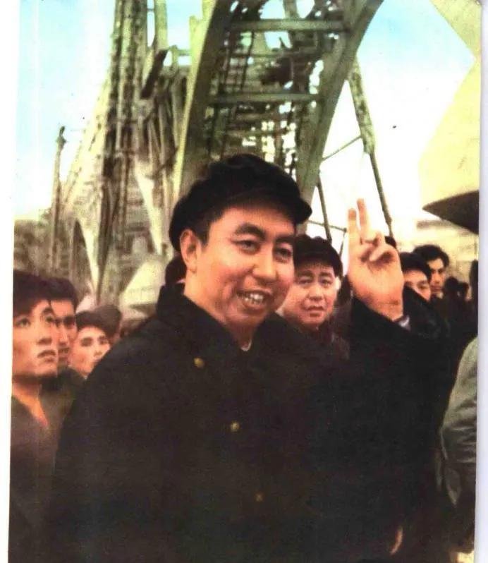 1965年时，华国锋亲自指挥韶山“飞涟灌万顷”渡槽的吊装施工的场景。照片中，华老