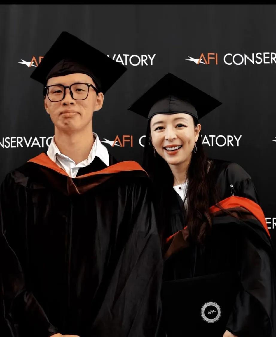 张静初
真是太有勇气了！
原本以为她只身去美国读书已经算是内娱少见的清醒第一人，