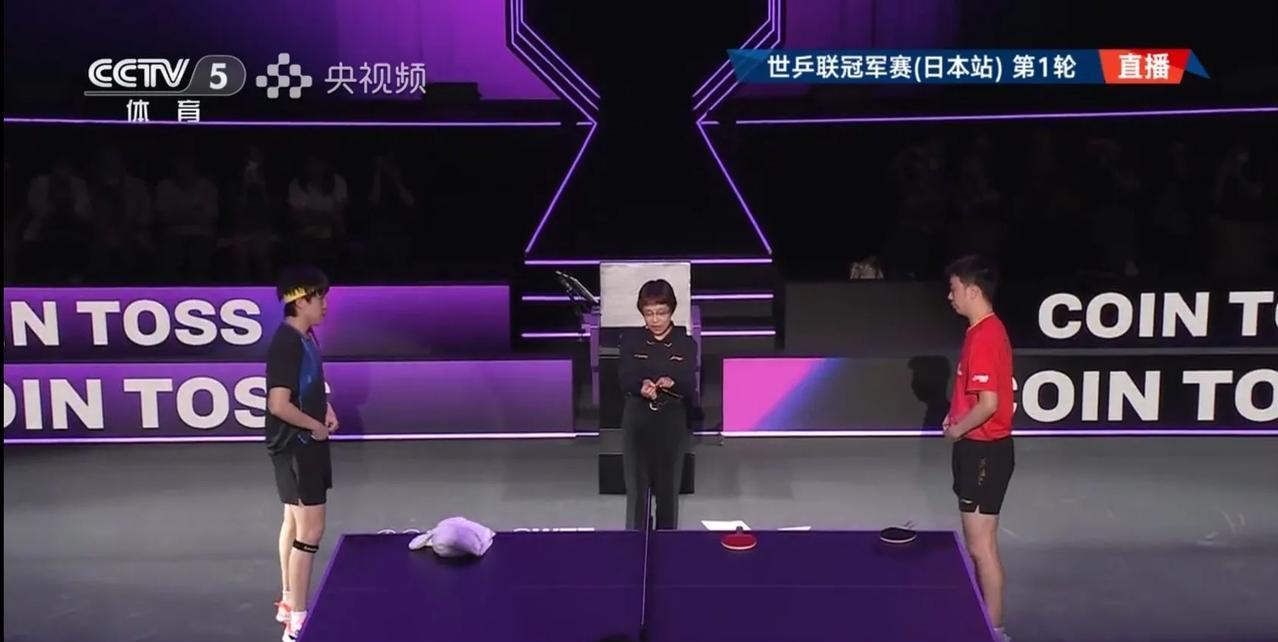 王楚钦今天比赛没有穿红色比赛服。
今天的比赛拖场了一个小时，王楚钦和陈垣宇赛前训