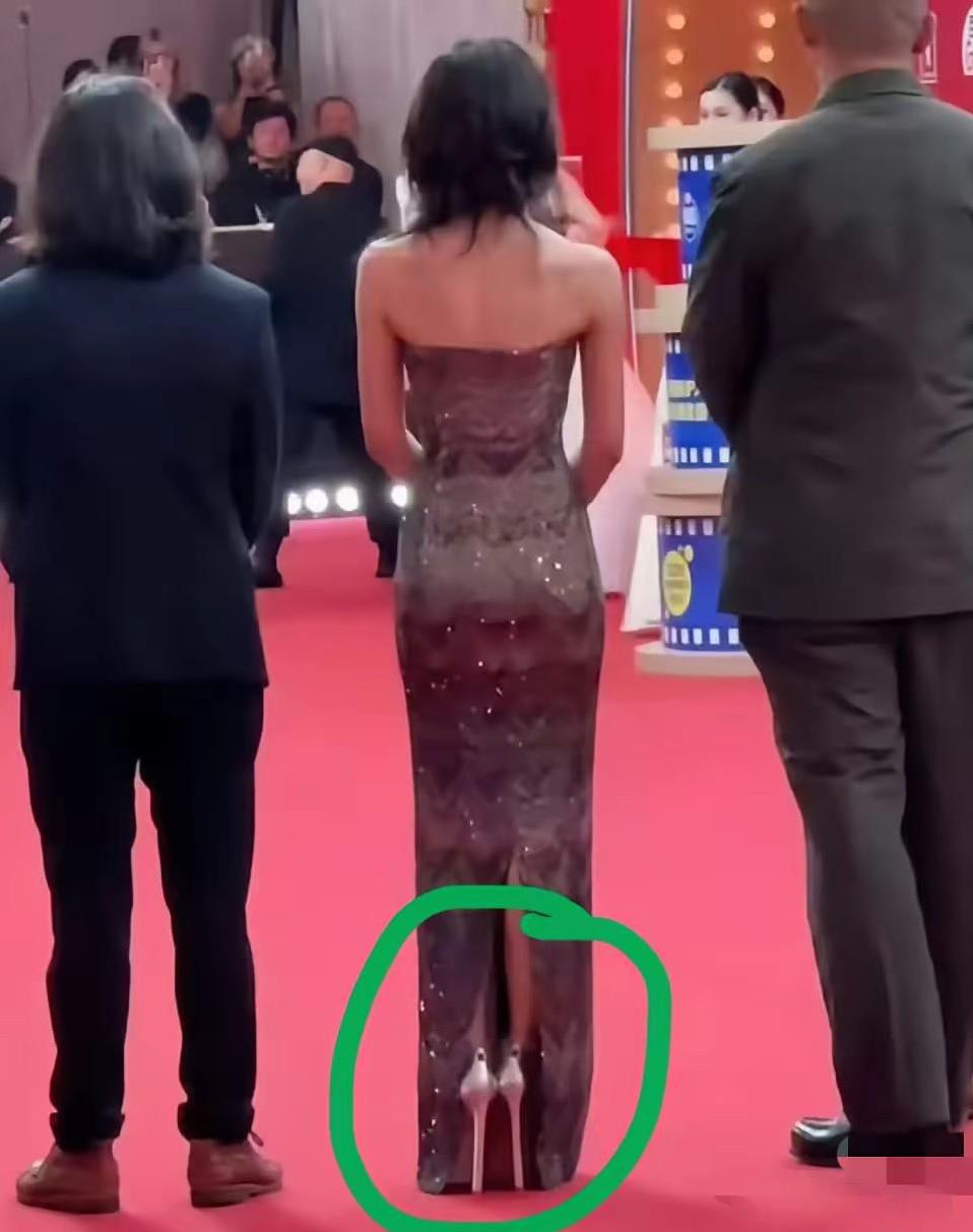 真不明白，
鞋跟这么高，
她能站着吗？
还不如踩个高跷呢[捂脸]
天天顶个假面目