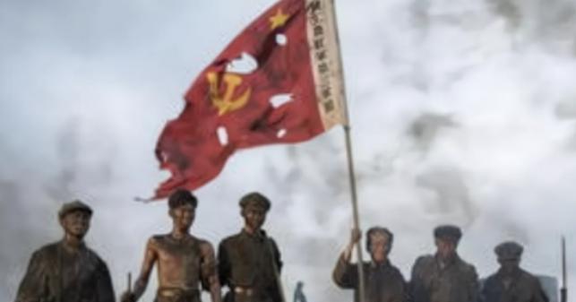 1950年海南解放时，四野官兵登岛后，看着掩护接应的琼崖纵队战士们，官兵顿时愣在