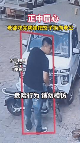 娶这样的媳妇需要注意什么？辽宁，女子吃烤串，和男子开玩笑，竟然直接将手中的签子扔