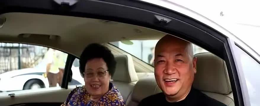 你说为什么陈丽华和迟重瑞会不幸福呢？从人家的表情来看，人家就是幸福的。坐在车上会
