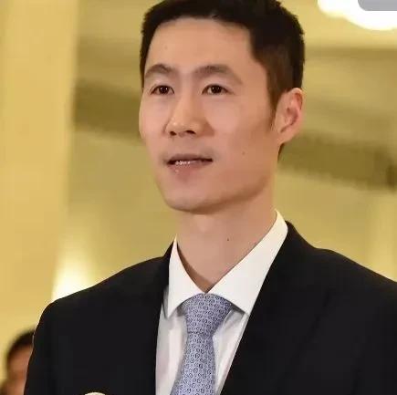 王励勤太开心了
自己一手培养的陈熠
在欧洲大满贯上
可谓是大放异彩了!
这小姑娘