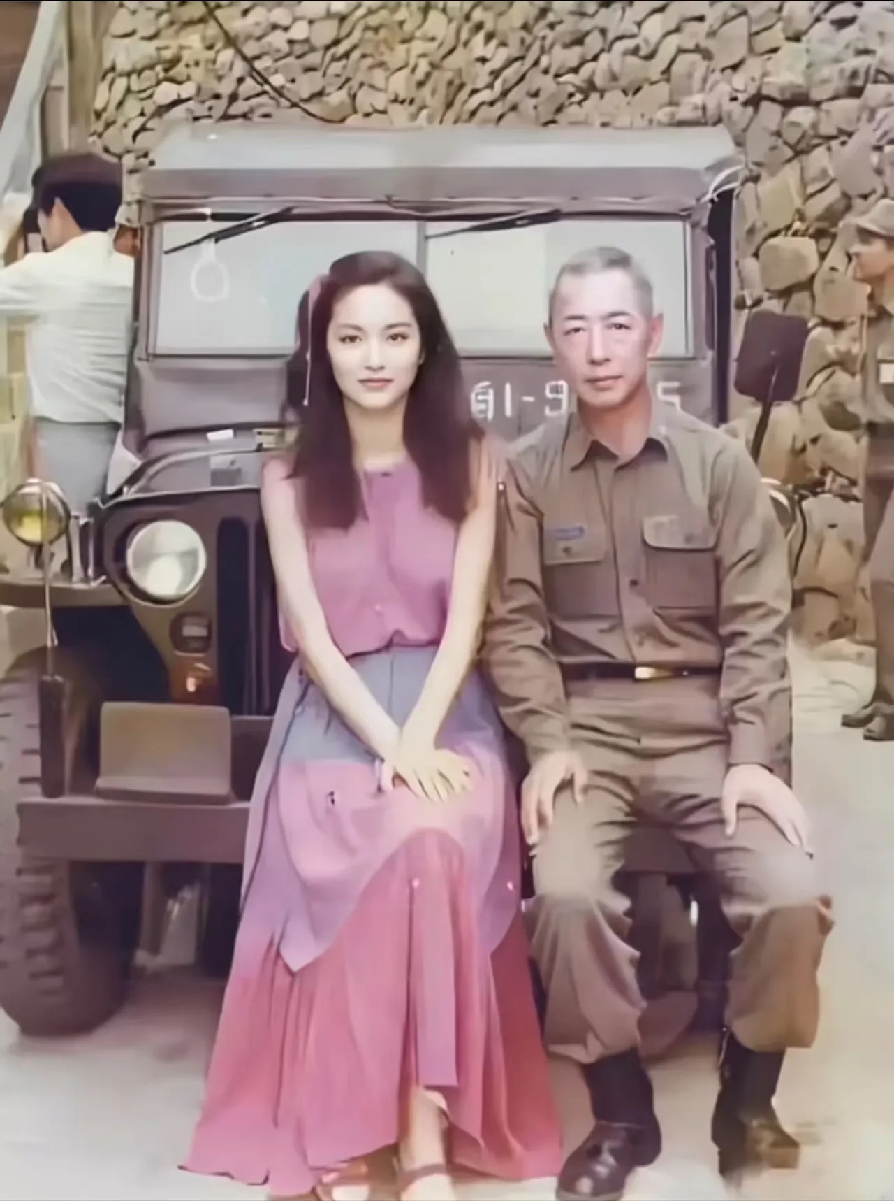 1980年，26岁的林青霞与父亲林维良留下这张珍贵合影。彼时林青霞已在影坛崭露头