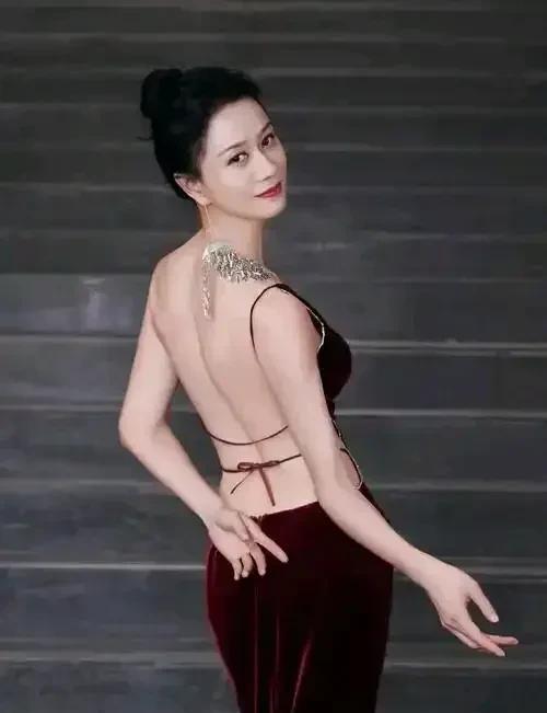 最近倪虹洁参加《浪姐》录制，中午吃饭大伙闲聊，她曝出一段小时候的经历，真挺让人意