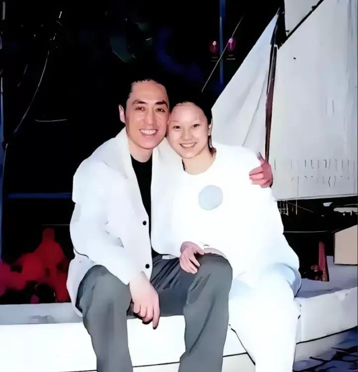 张艺谋与小娇妻陈婷热恋中，笑容满面，举止温柔，温暖又温馨，其乐融融，合影留念，美