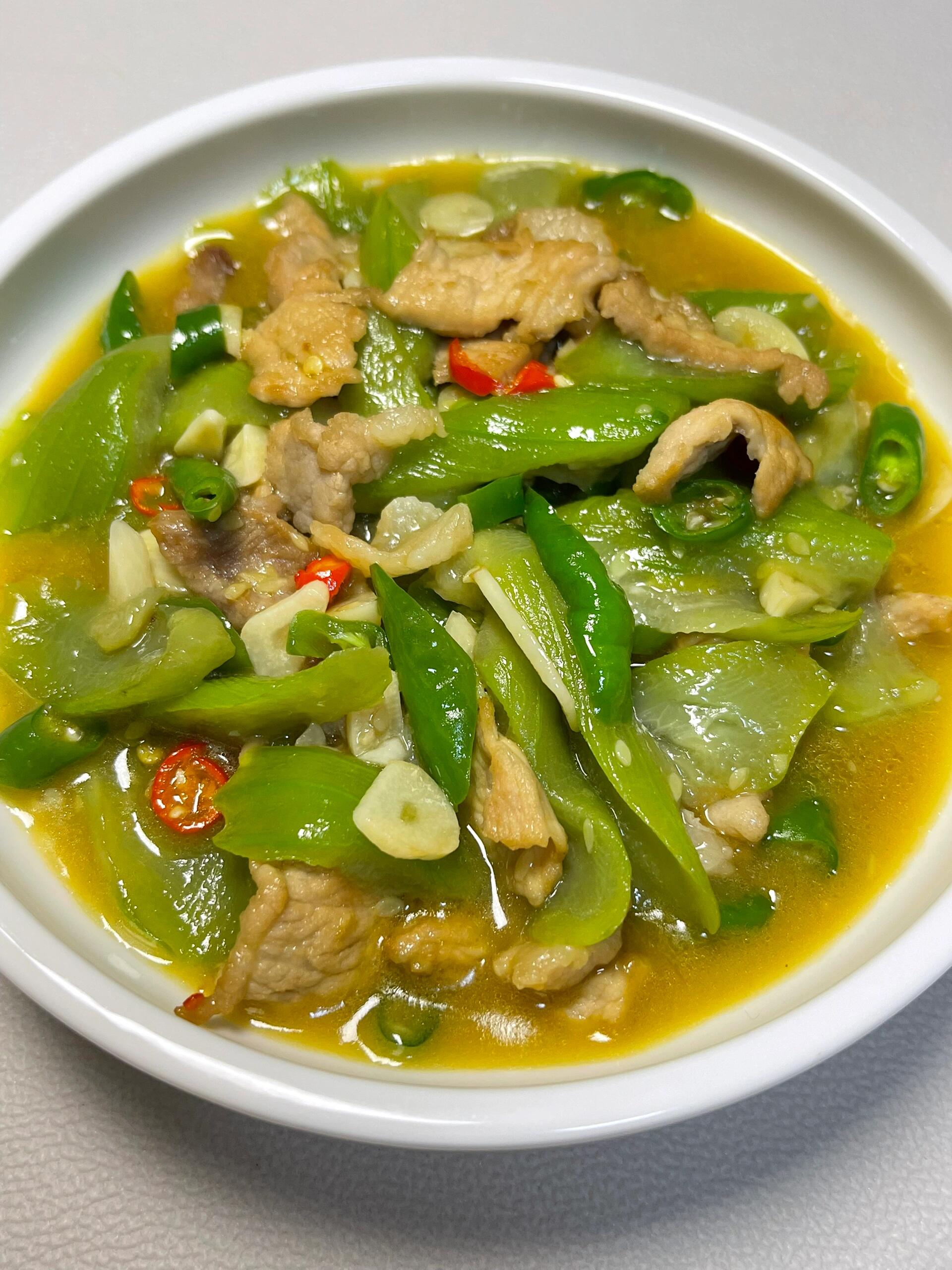 丝瓜炒肉简单又好吃，拌米饭绝了～
食材：丝瓜，瘦肉，大蒜，辣椒
做法步骤：1、瘦