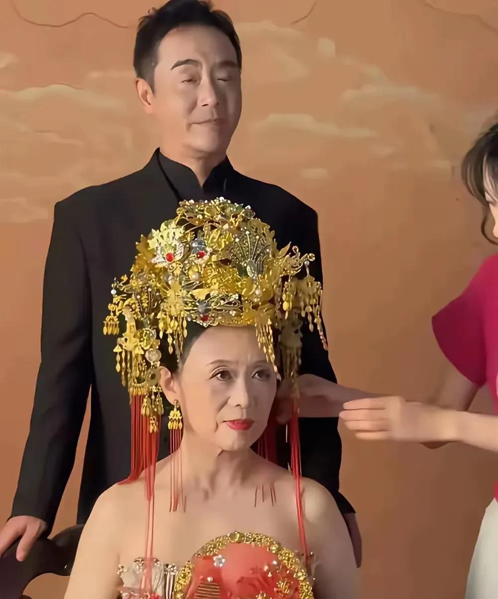 照片中的这个女子，穿着打扮可谓珠光宝气，尤其头上戴着这个金冠，真有点像古代的诰命