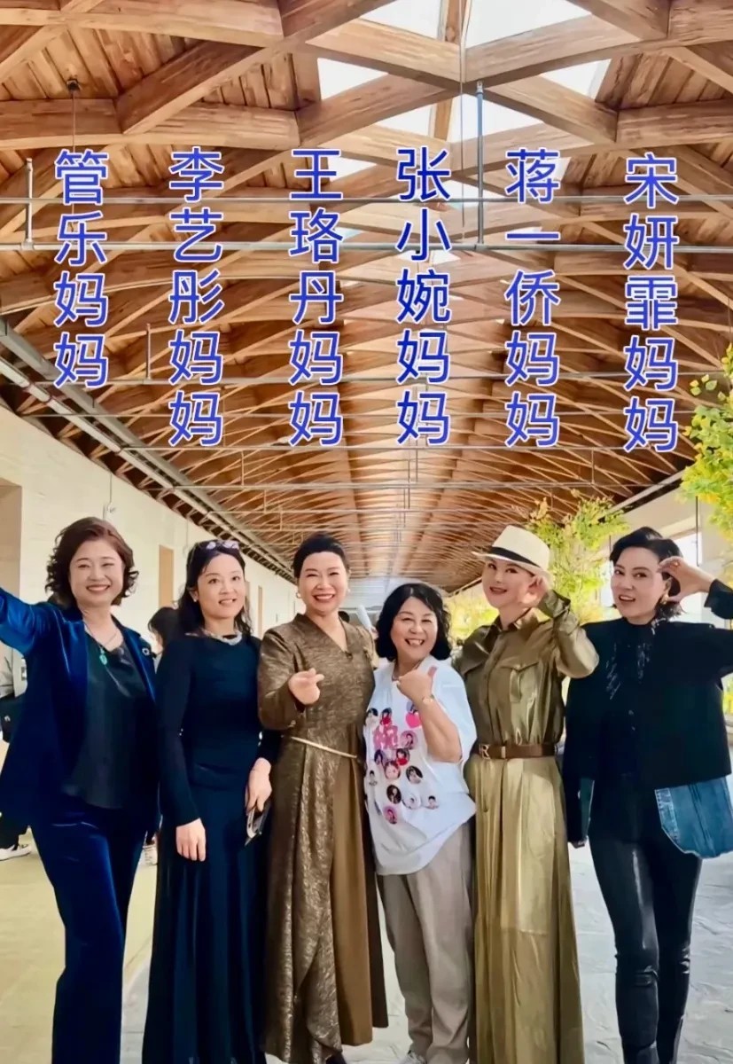 果然没错，
都是妈妈的缩小版…
简直绝了，
乘风2025的妈妈们～👭👭👭