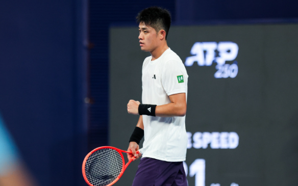 鏖战两小时五十分，杭州伢儿吴易昺4：6/7：6/7：5逆转马纳里诺