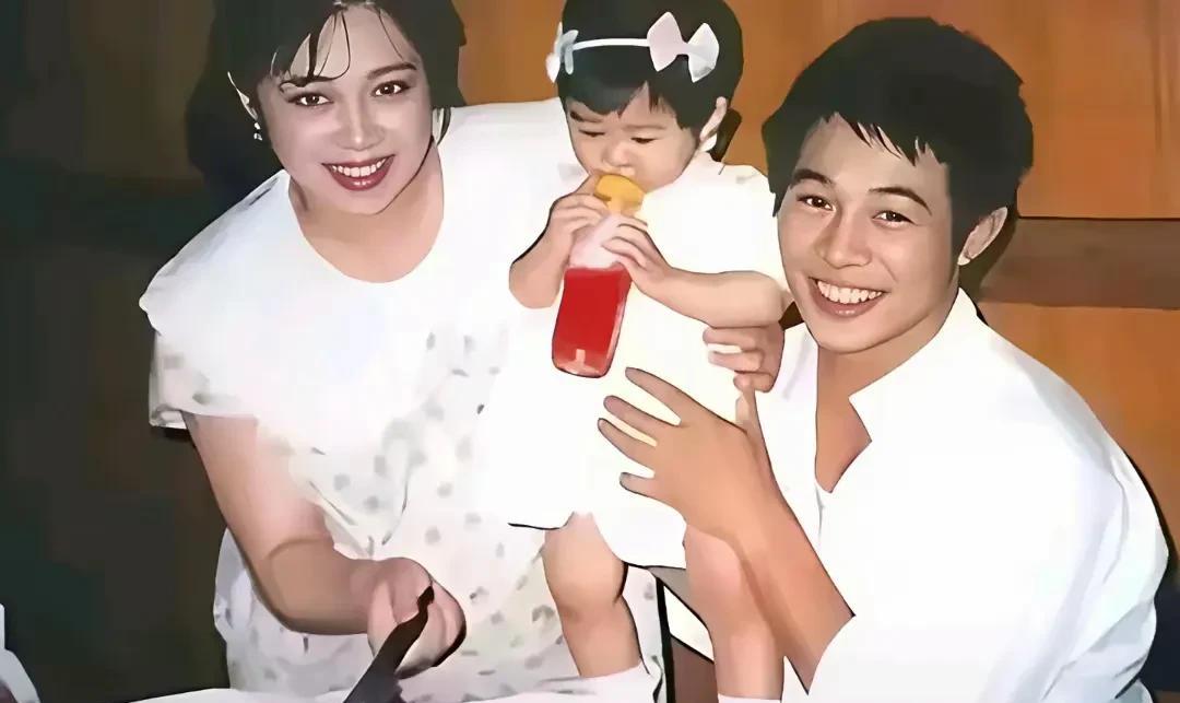 李连杰与原配妻子黄秋燕在为孩子庆祝生日时的合影。
黄秋燕从面相上看就是贤妻良母的