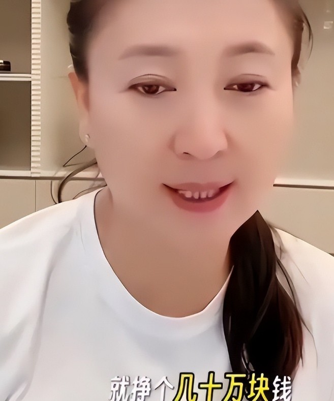 从一个闫学晶折射出明星们与普通老百姓的差距，贫富差距太大了，两极分化严重，更深层