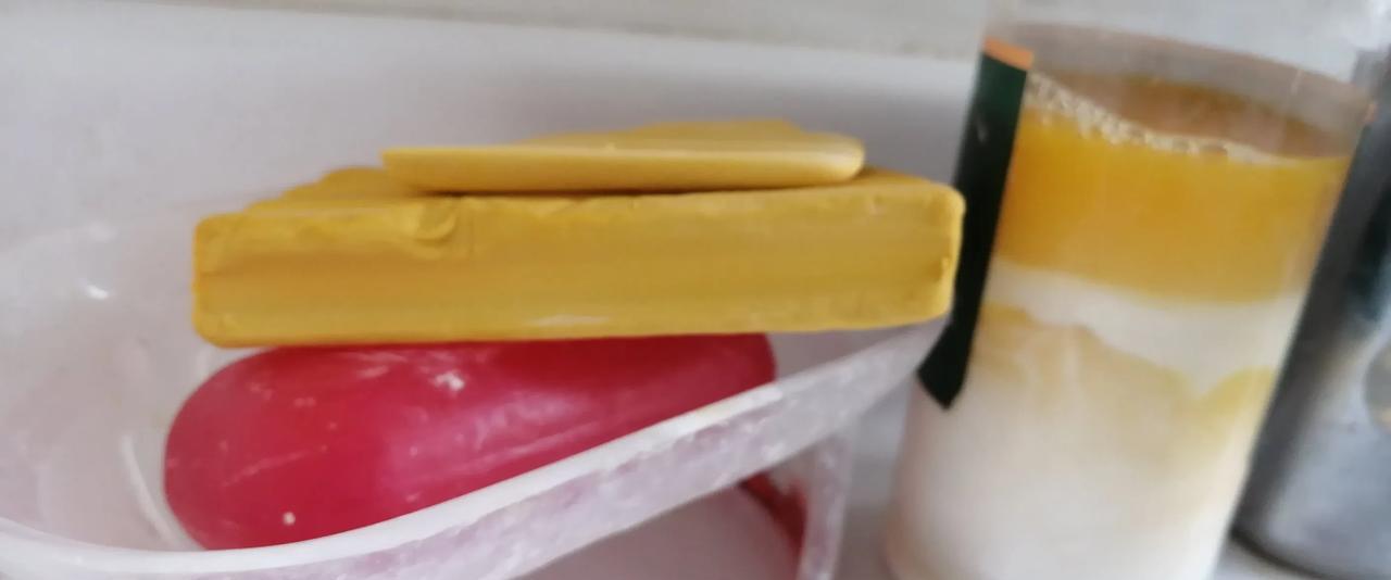 我洗内衣内裤，就用洗内衣内裤的肥皂；洗袜子就用洗袜子的肥皂；洗手用香皂。
这大热