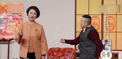 媒婆喜滋滋拉着王寡妇去村口槐树下相亲。她刚站定，对面李光棍也来了，手里竟紧紧攥着