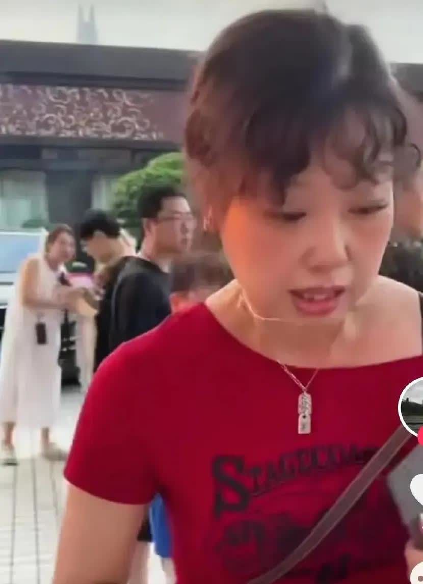 重庆女子这事逐渐升级！

她能在派出所门口公开“摇人”堵门，还拒绝道歉，这事