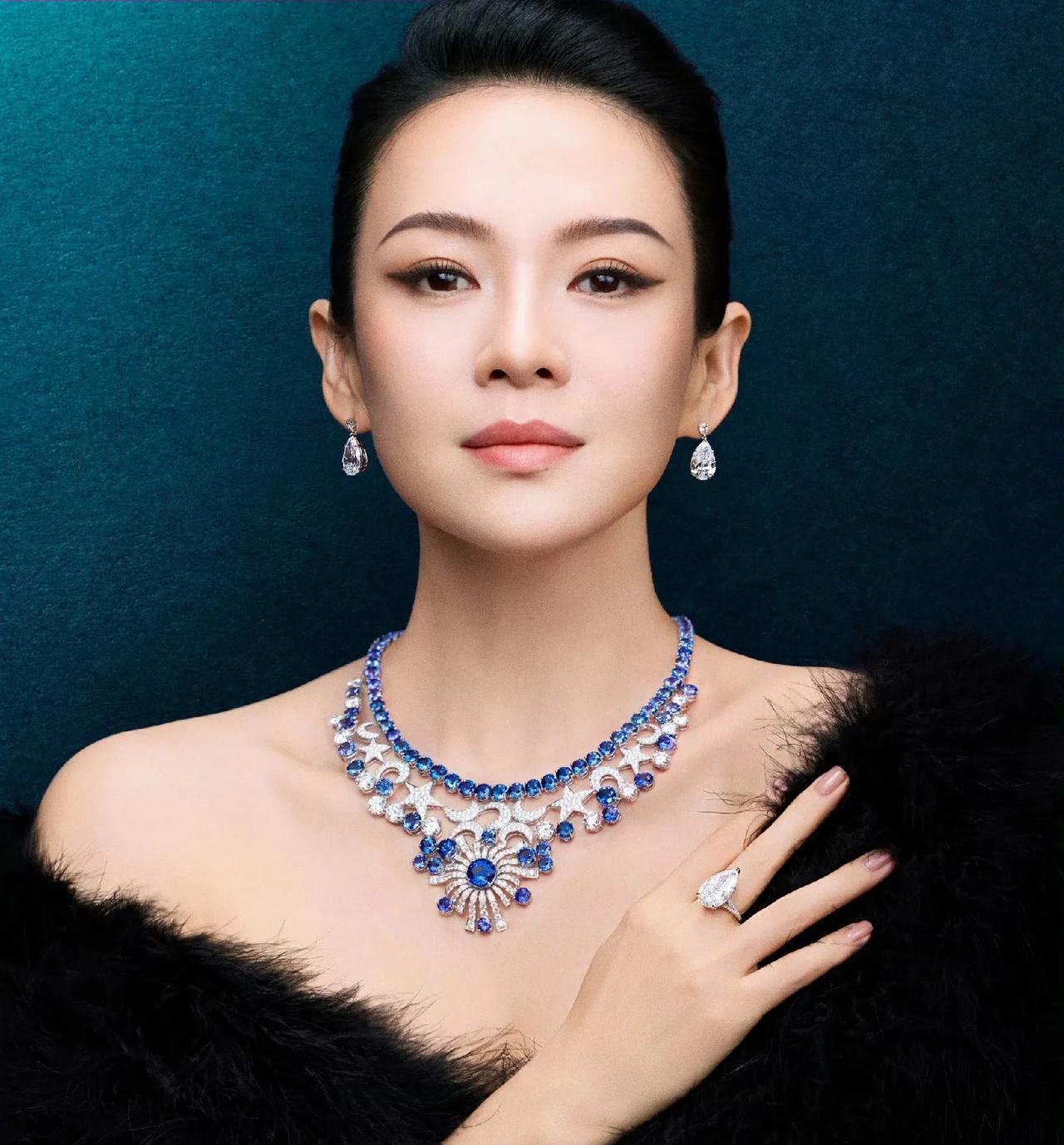 终于明白章子怡为啥不结婚了
章子怡的脸很有辨识度，属于大荧幕级别的精致长相。
毕