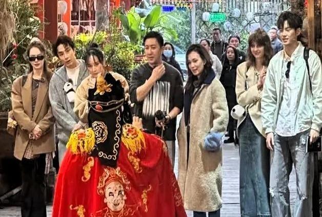 戚薇李承铉回成都录节目被偶遇这对跨国夫妻甜度爆表！
要说川妹子回老家果然状态全开