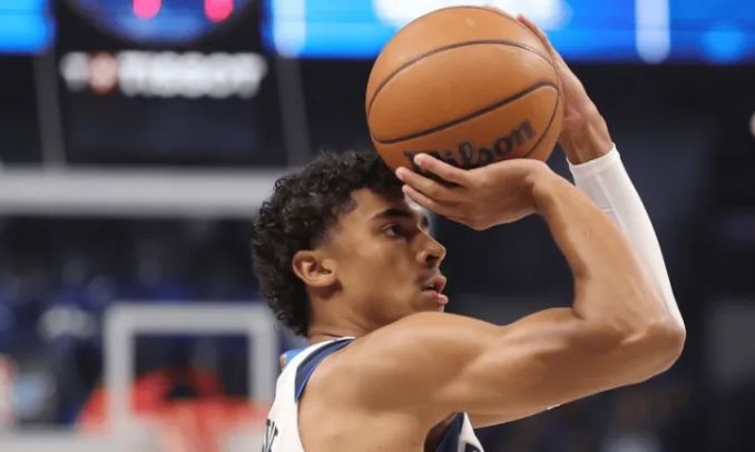 NBA常规赛，独行侠主场114-116不敌雄鹿。
本场比赛，独行侠球员马克斯-克