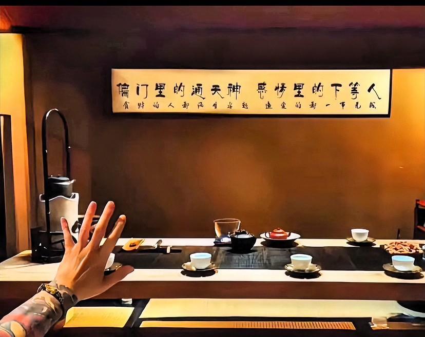 有幸遇到一位前辈说：一个男人太重感情反而成不了事！我不明所以，他苦涩笑笑道：凡上