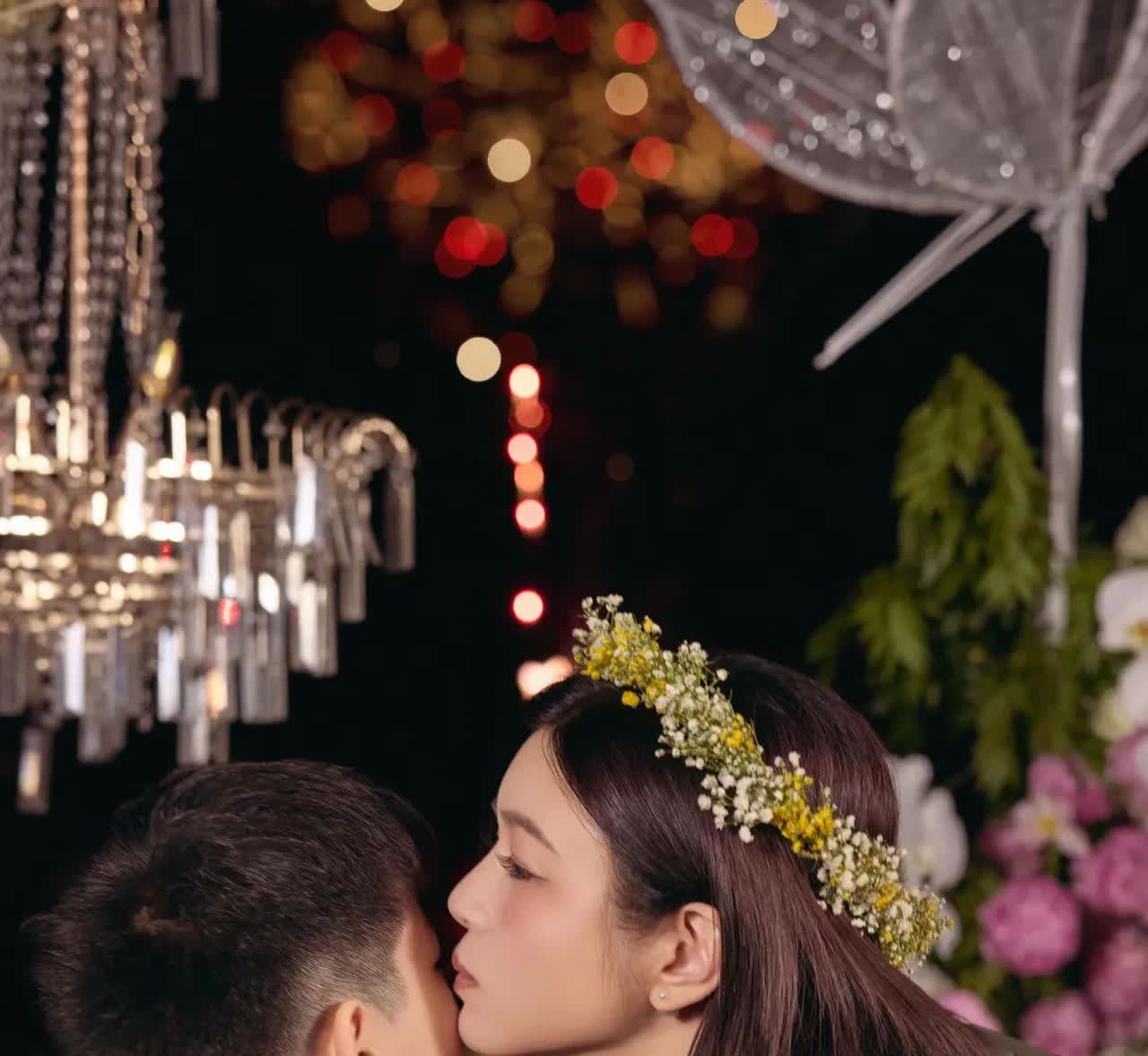 妈呀，陈妍希带着儿子在云南过六一儿童节，陈妍希打扮得像个花仙子，对儿子又亲又抱的