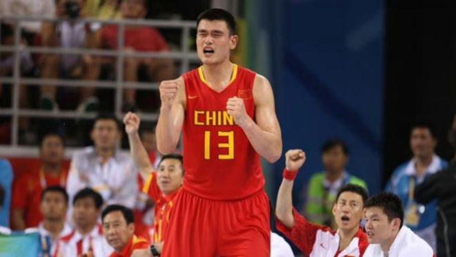 姚明带15岁女儿回上海，长相随父身高已超过母亲接近两米，预计未来身高曝光