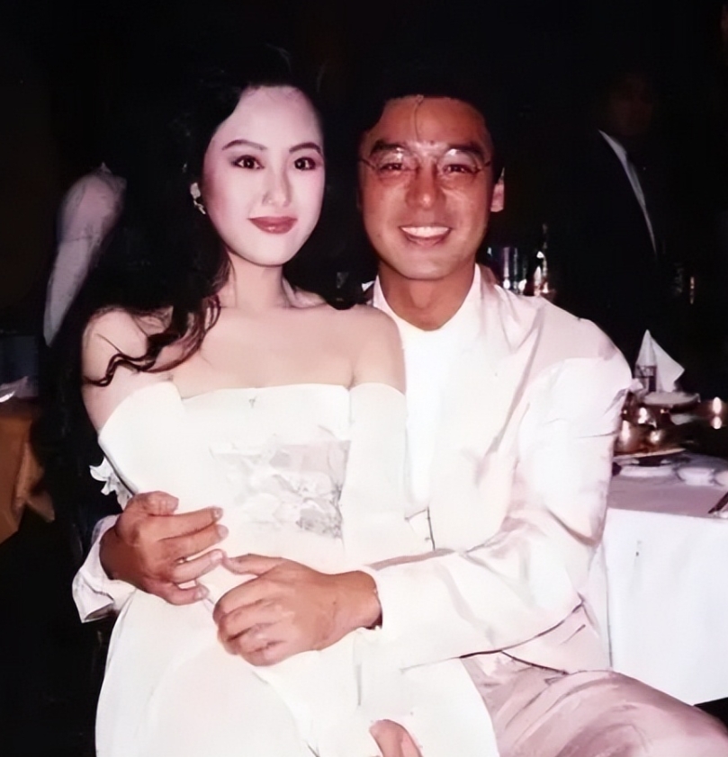 1996年，丁克的谭咏麟对妻子杨洁薇说：“我把十亿家产给你，让我的儿子回家。”妻