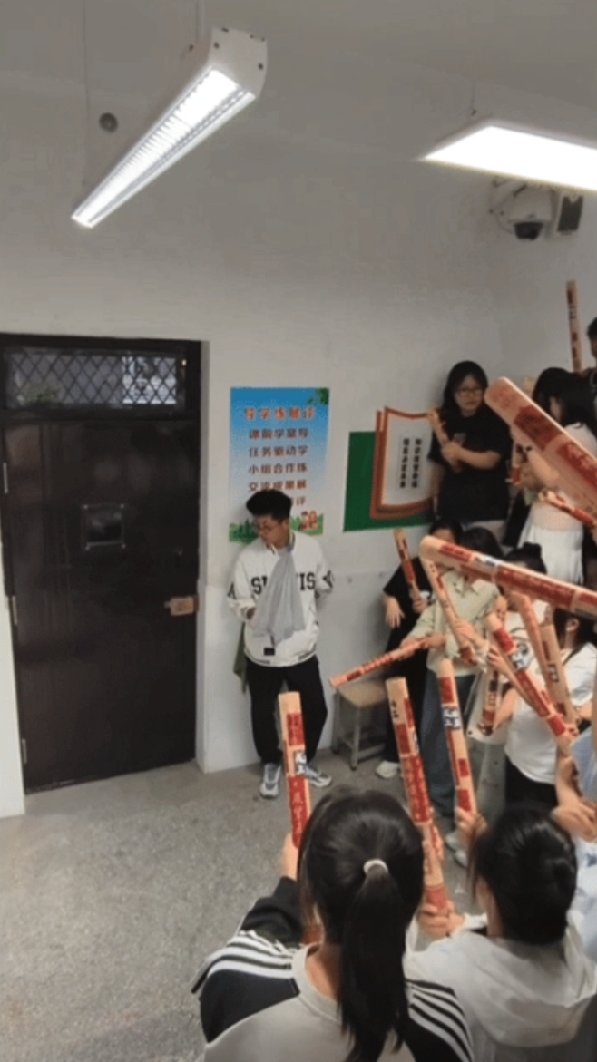 “破防了！”甘肃，一学校的高三学生们在最后一节晚自习的时候告诉老师，他们精心为老