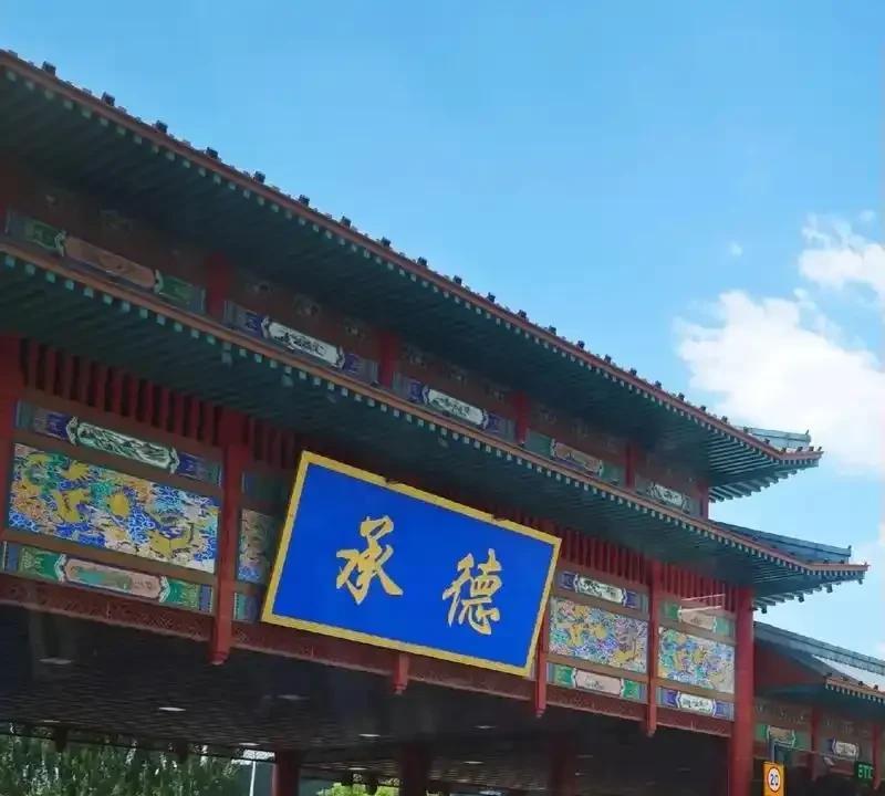 从现在开始，北京38度、40度的气温会是经常性的，一直会持续到九月上旬。
北京的