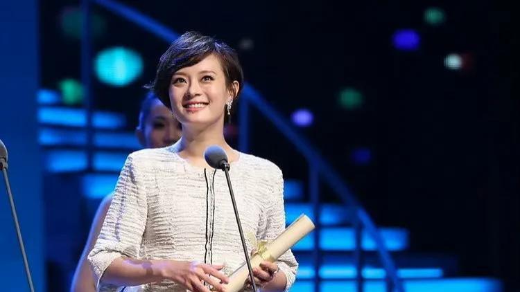 女明星孙俪长腿踩高跟凉鞋登台领奖