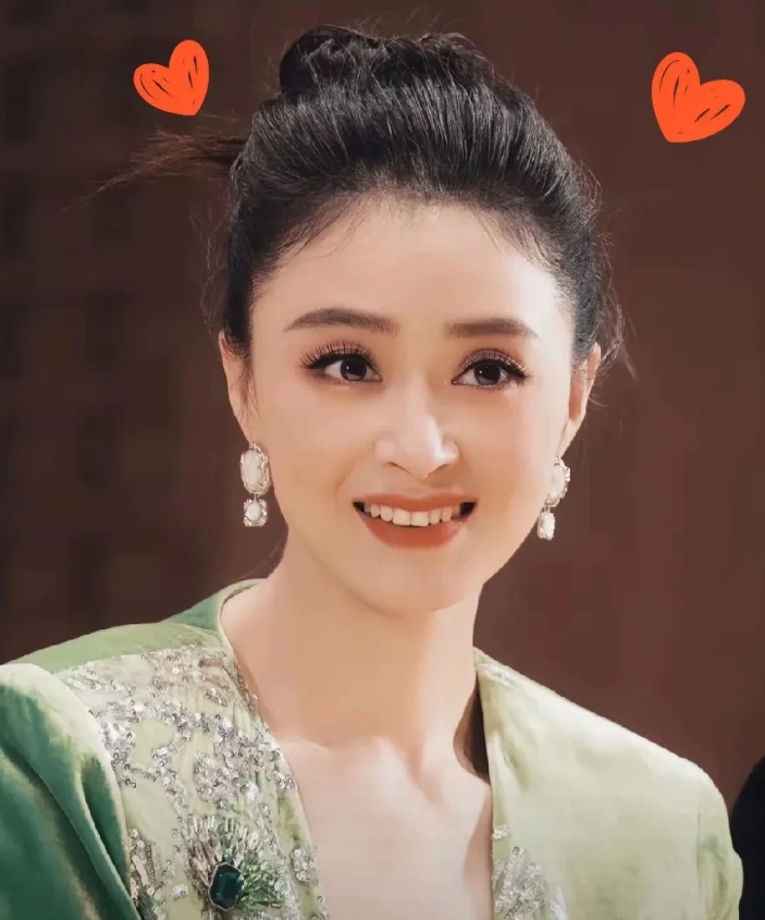 蒋欣出道已经36年了，
演过9部热播剧，但从未获奖。
韩红曾说过，蒋欣因为性格太