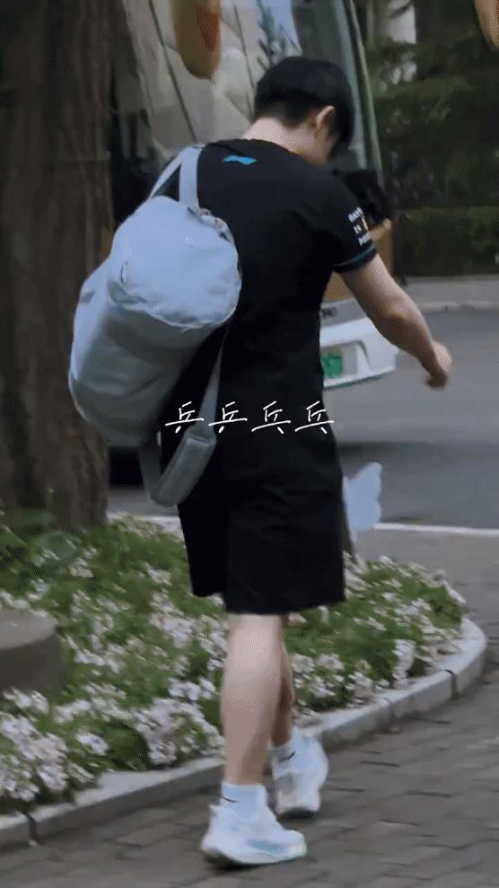 捕捉一只下训比别人晚的莎莎，她是真的很爱小白球，比任何人都要努力，比任何人都刻苦